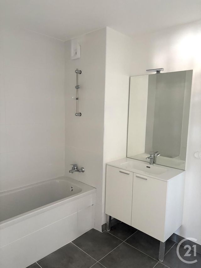 Appartement T3 à vendre - 3 pièces - 74.01 m2 - MEYTHET - 74 - RHONE-ALPES - Century 21 Cd Immo